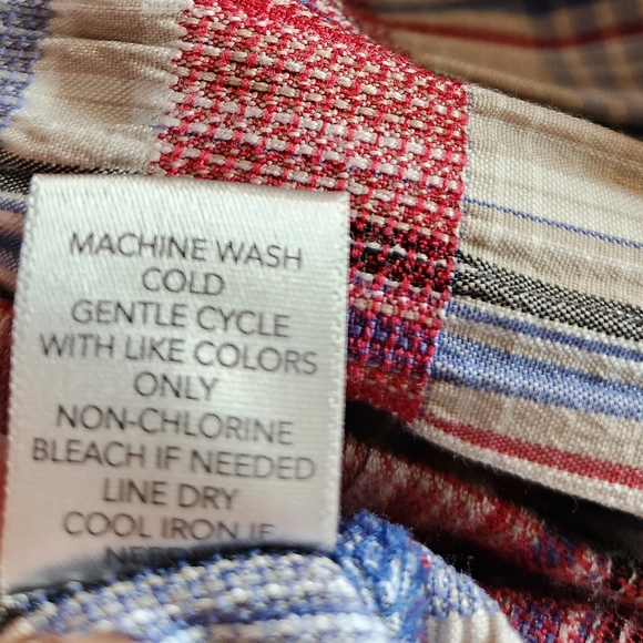 CJ BANKS  SIZE 2X. Full zip front, button roll up sleeve.  wrinkle free fabric - Picture 7 of 7